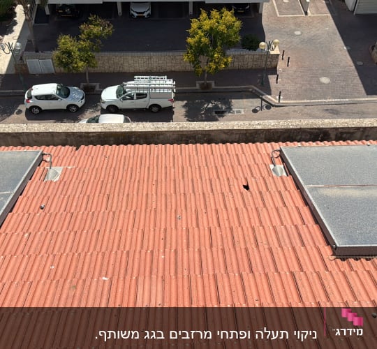 גג רעפים עם פאנלים סולאריים מותקנים